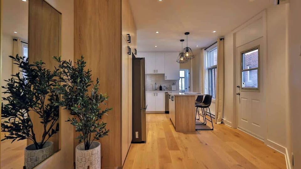 🌿 Green Living: Bright, open spaces decorated with a touch of nature.