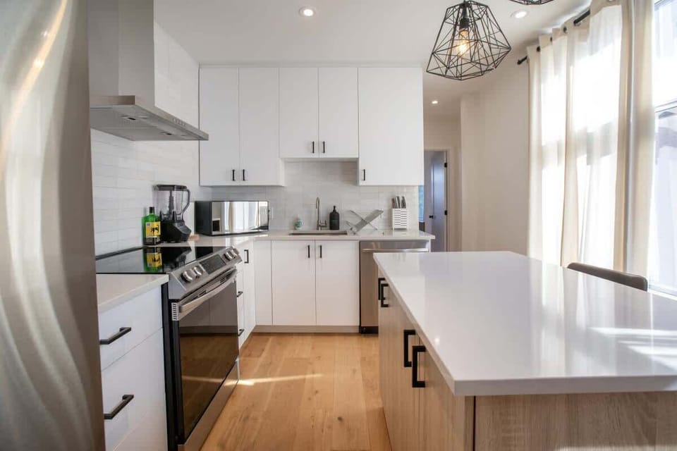 ☕ Morning Routine: Bright and clean kitchen island, perfect for your morning coffee.