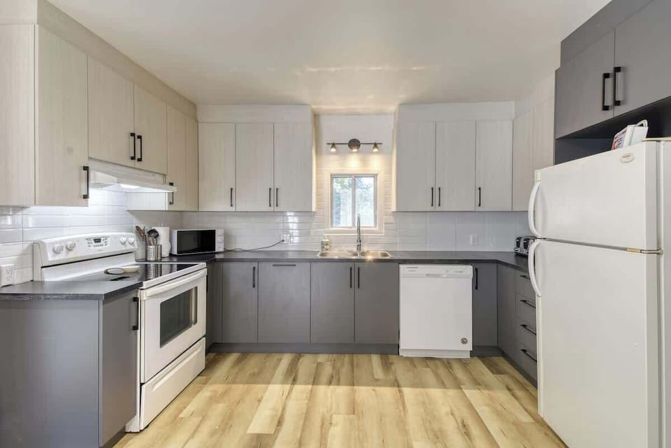 Modern grey and white kitchen with sleek finishes and a clean design — fully equipped for effortless cooking and dining.