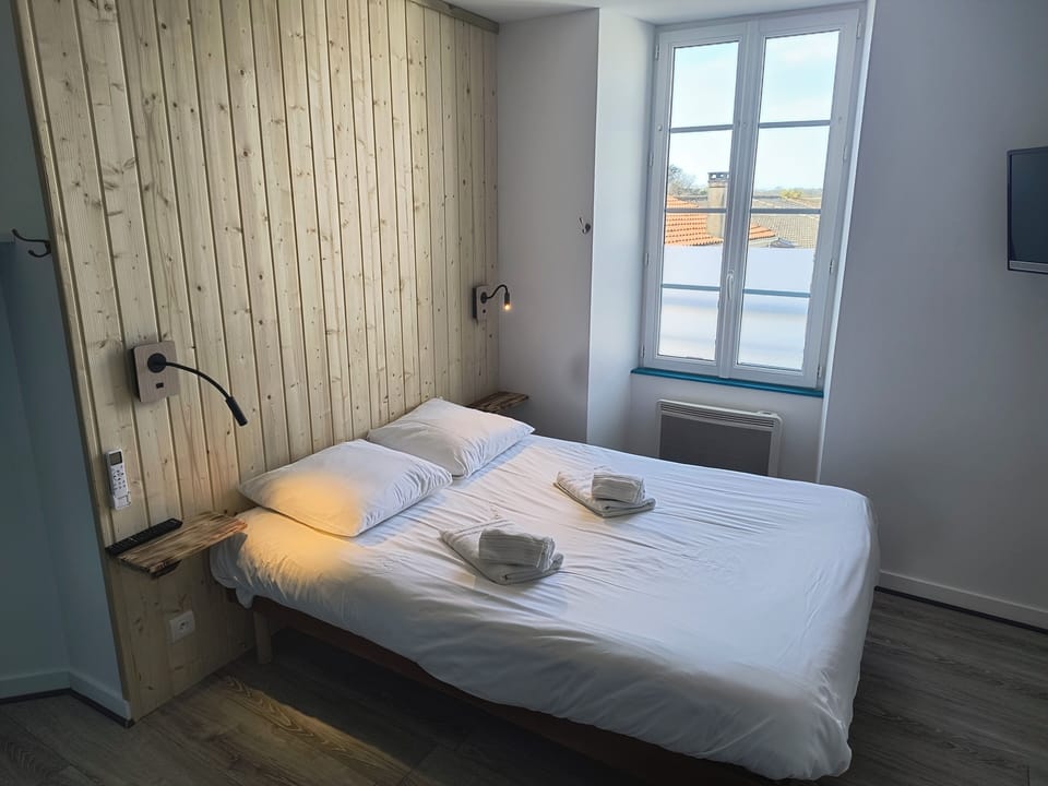 Double Room | Soundproofing, free cribs/infant beds, free WiFi, bed sheets