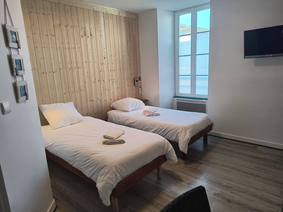 Twin Room, 2 Twin Beds, Non Smoking | Soundproofing, free cribs/infant beds, free WiFi, bed sheets