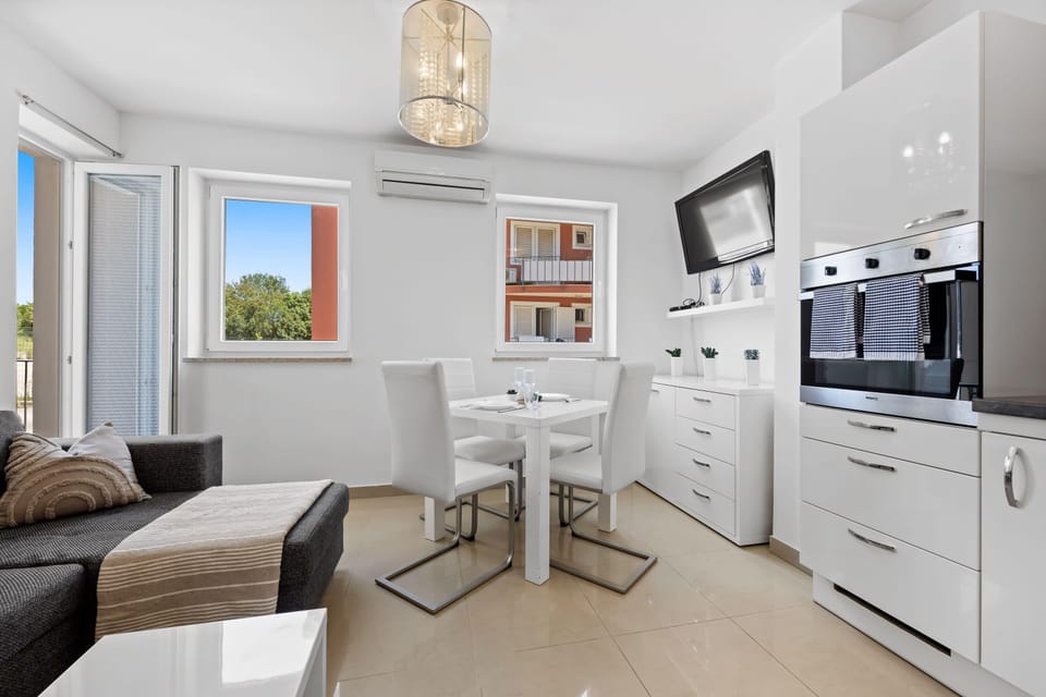 Apartment | Living area | Flat-screen TV