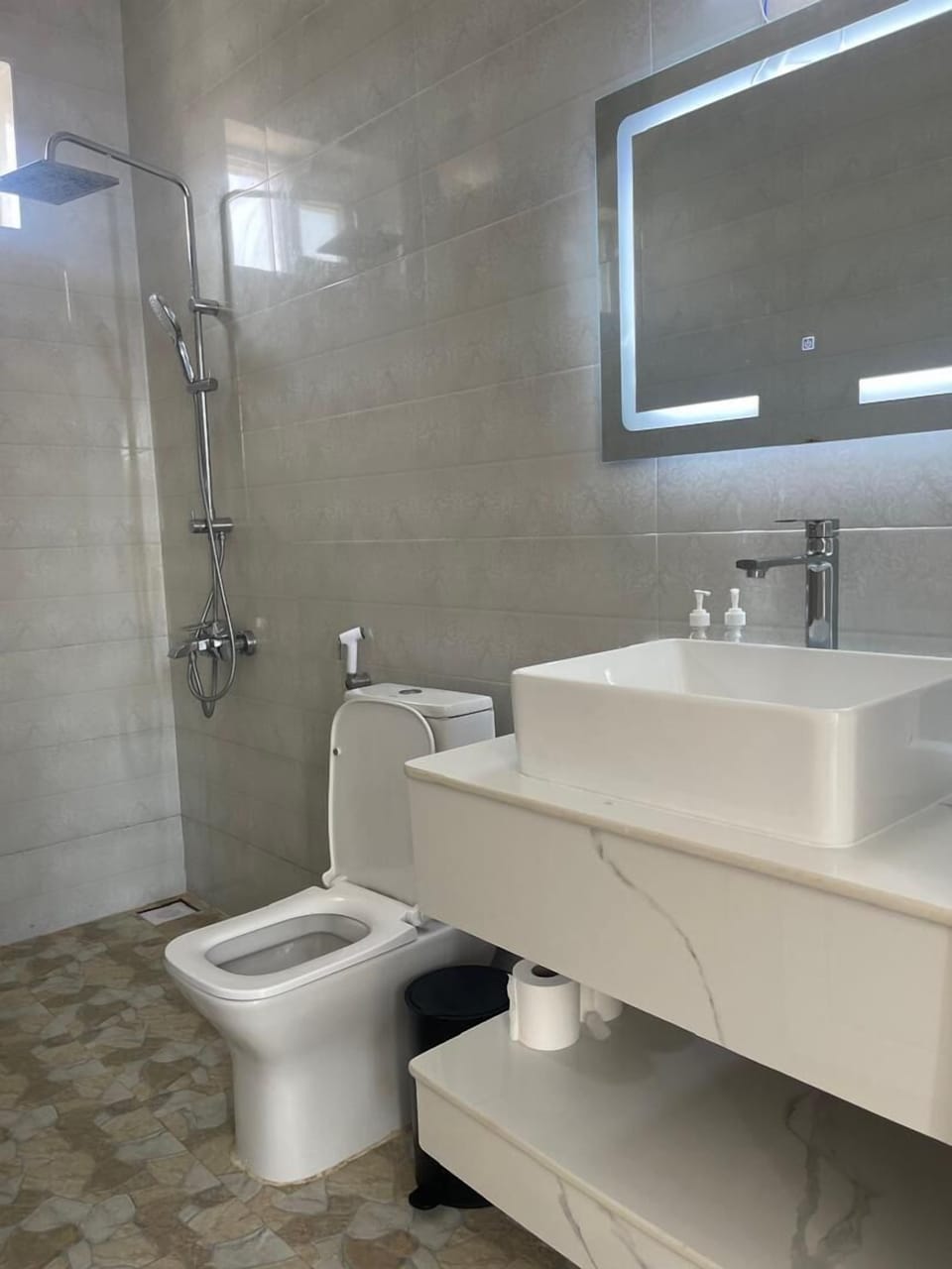 Superior Room, Sea View | Bathroom | Shower, rainfall showerhead, free toiletries, hair dryer