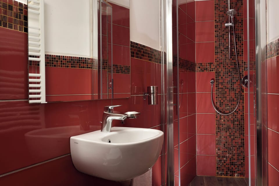 Superior Double Room, Patio, Garden View | Bathroom | Shower, rainfall showerhead, free toiletries, hair dryer