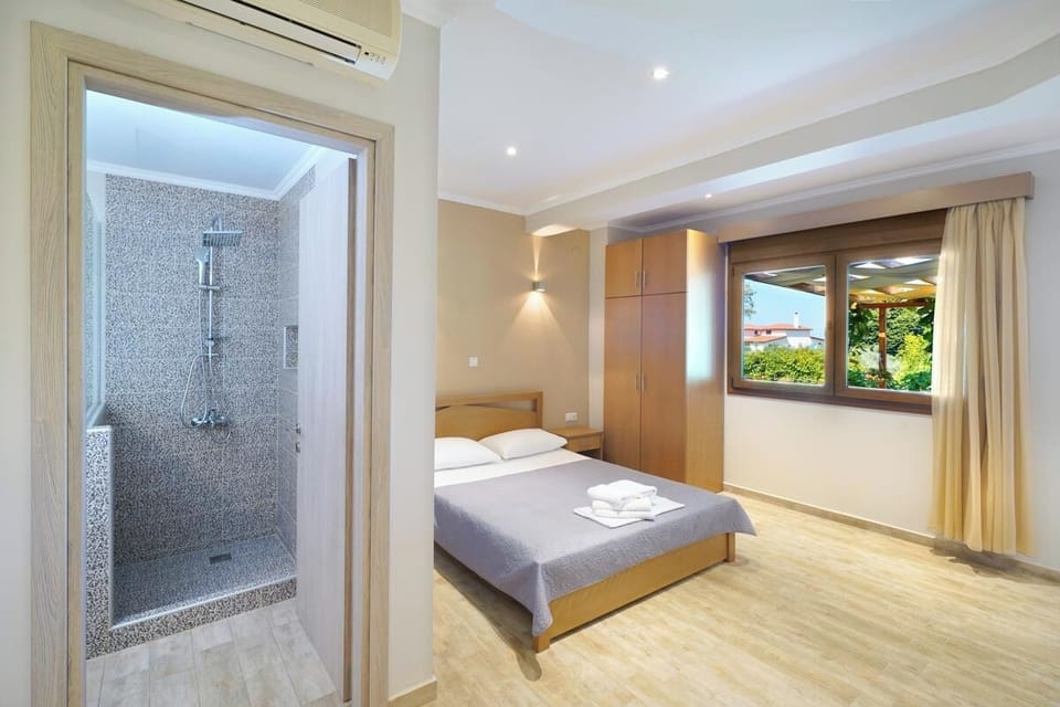 Classic Double Room, Partial Sea View | Free cribs/infant beds, free WiFi, bed sheets