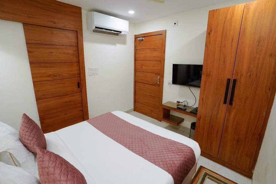 Luxury Room, City View | Desk, WiFi (free), bed sheets