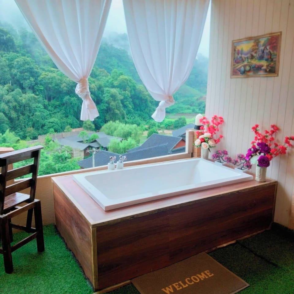 Basic Room, Hill View | Living area