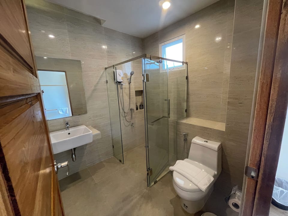 Deluxe Double Room, 1 King Bed, Balcony, Mountain View | Bathroom | Shower, free toiletries, hair dryer, soap