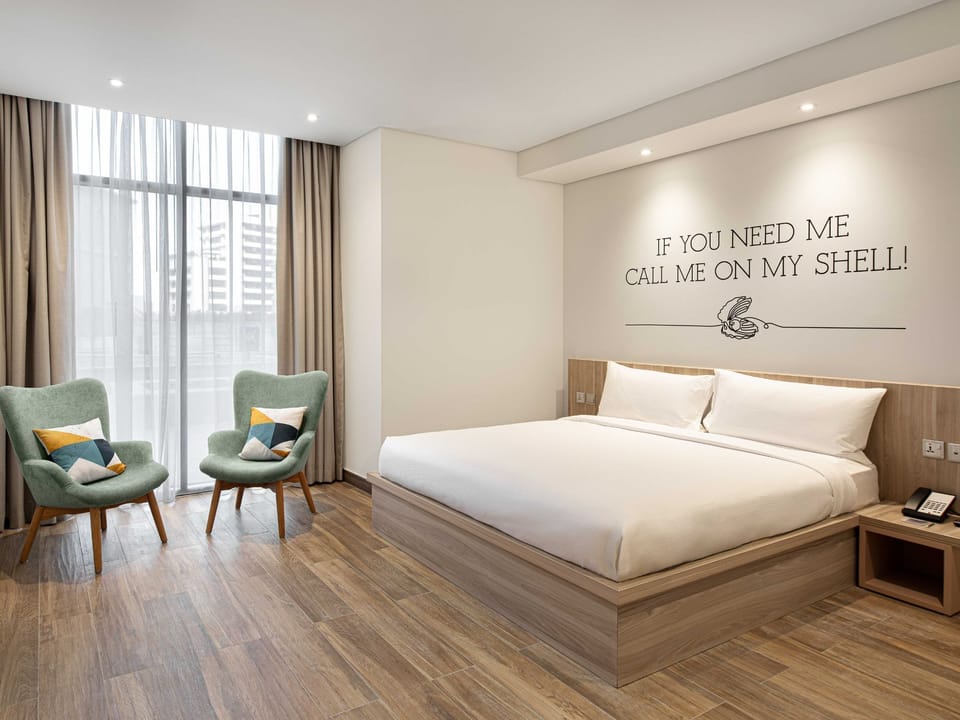 Rover Room with Terrace | In-room safe, desk, blackout drapes, iron/ironing board