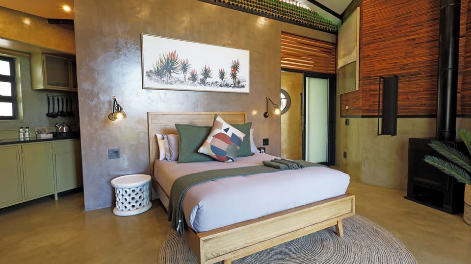 Luxury Cabin, Garden View | Minibar, in-room safe, desk, laptop workspace