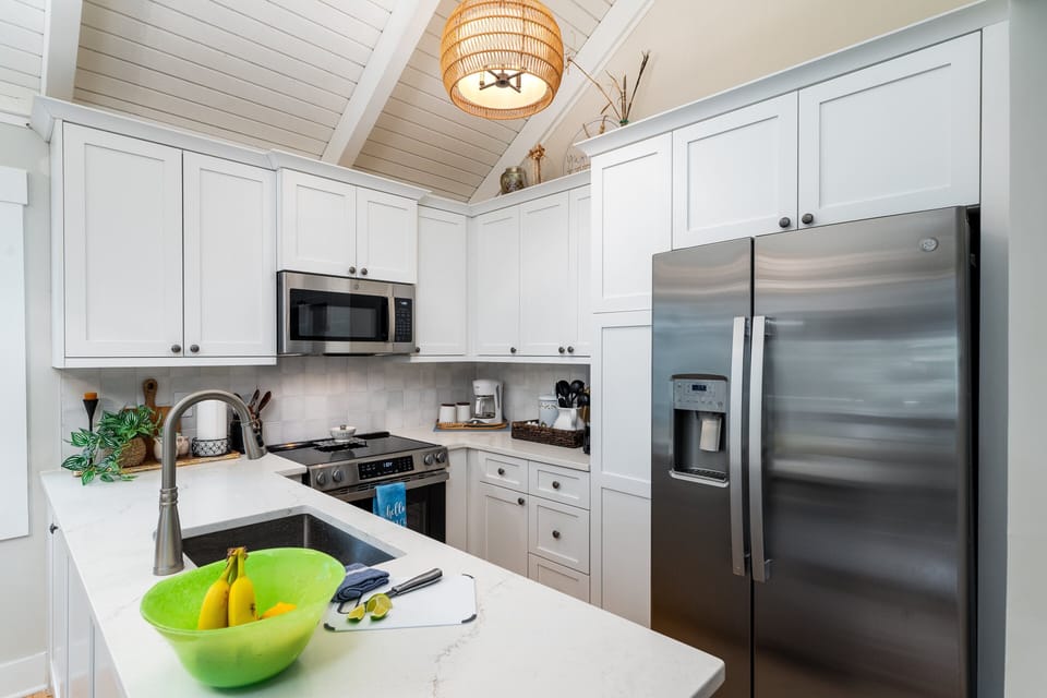 Well equipped gourmet kitchen with stainless steel appliances