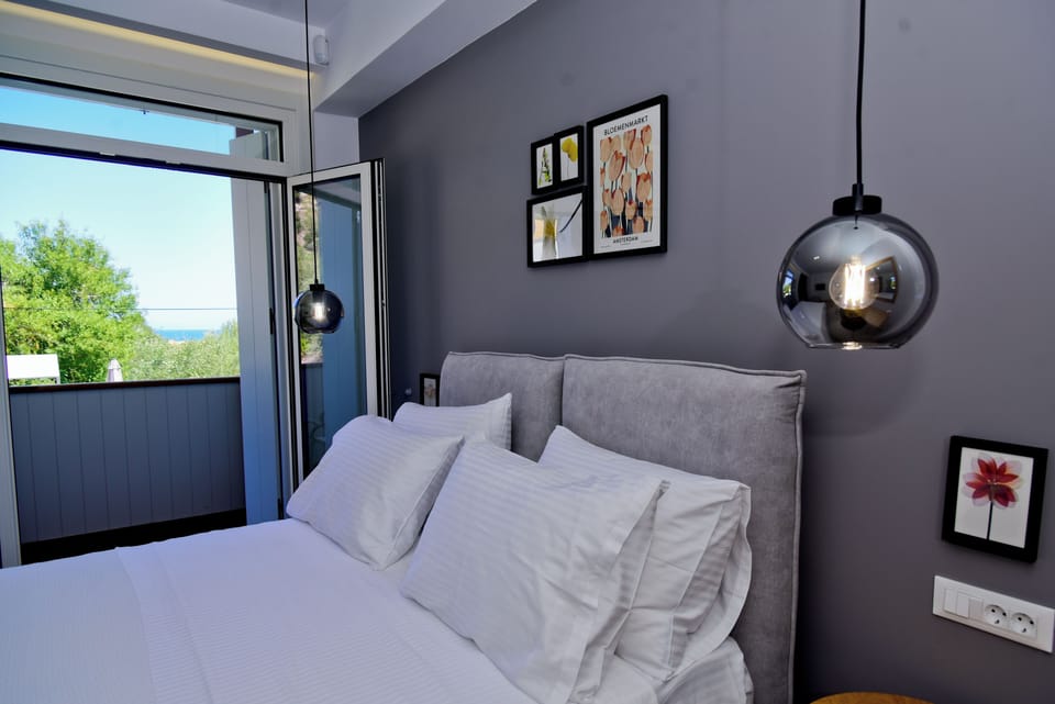 Deluxe Room, Sea View | Hypo-allergenic bedding, soundproofing, free WiFi, bed sheets