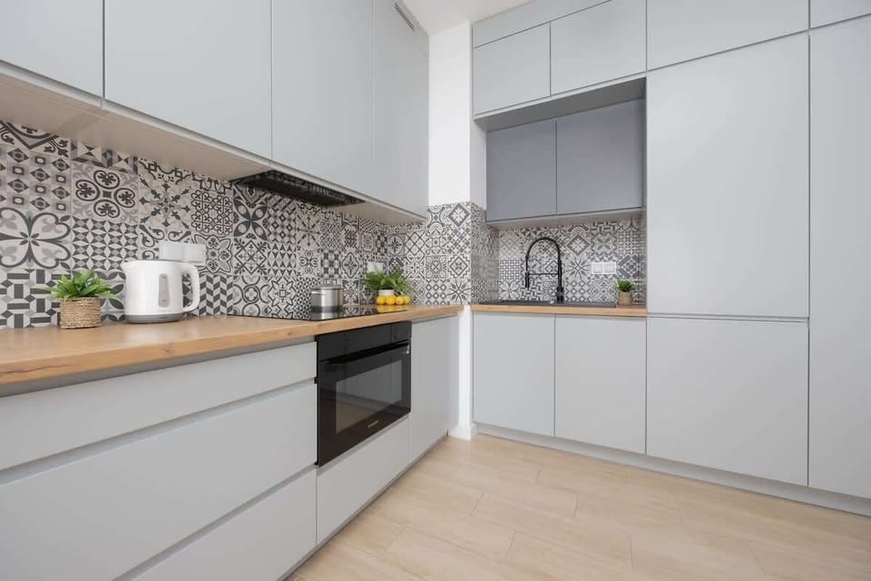 Kitchenette with Induction Hob – Sleek, fully functional kitchen corner with modern appliances and stylish backsplash.