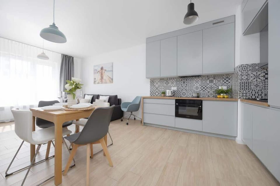 Kitchenette with Oven – Fully equipped kitchen with an oven and induction hob, featuring stylish cabinetry.