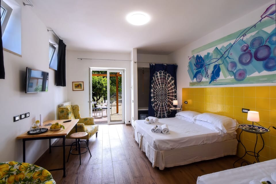 Minibar, free WiFi, bed sheets