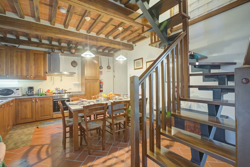 Family House, 4 Bedrooms, 2 Bathrooms (Comfortable Home Romeo Among Greenery) | Staircase