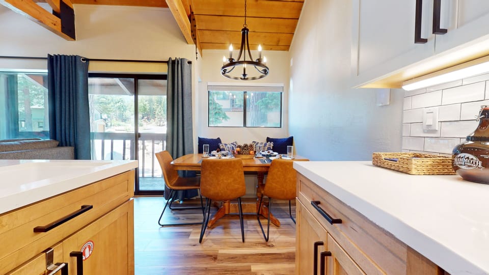 Condo, 2 Bedrooms | Dining