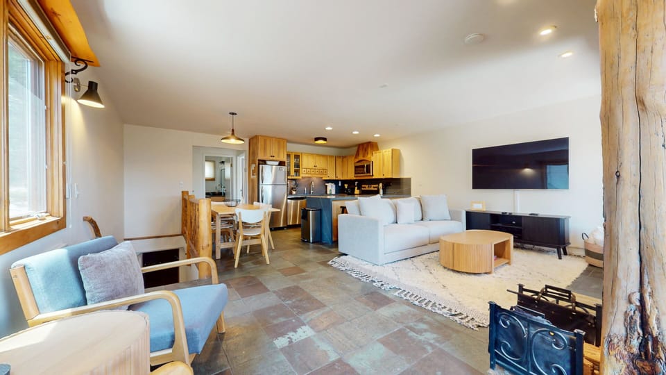 Condo, 3 Bedrooms | Living area | Smart TV