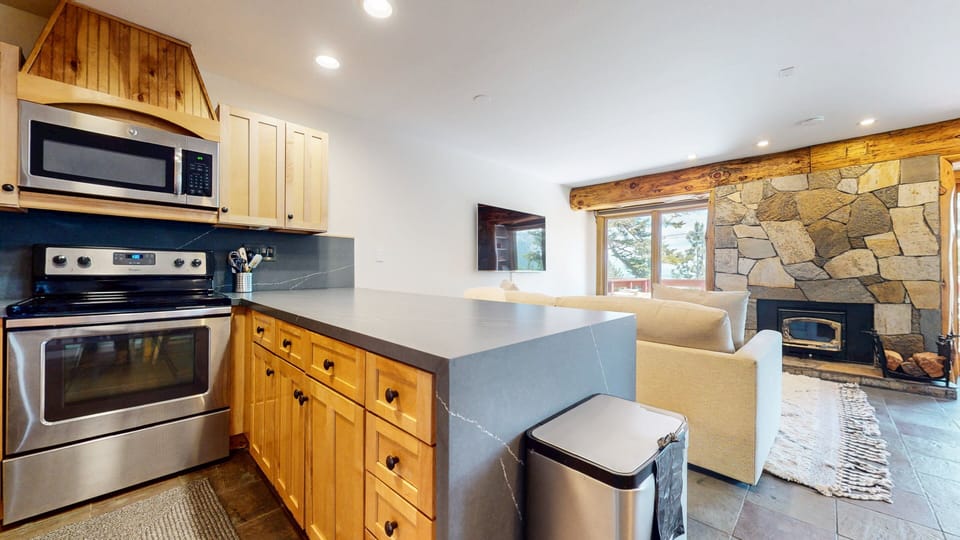 Condo, 3 Bedrooms | Private kitchen | Coffee/tea maker, fridge, oven, toaster