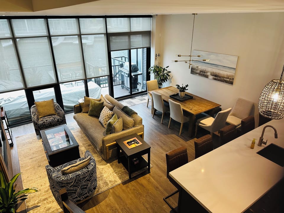 Main floor living, dining and kitchen area