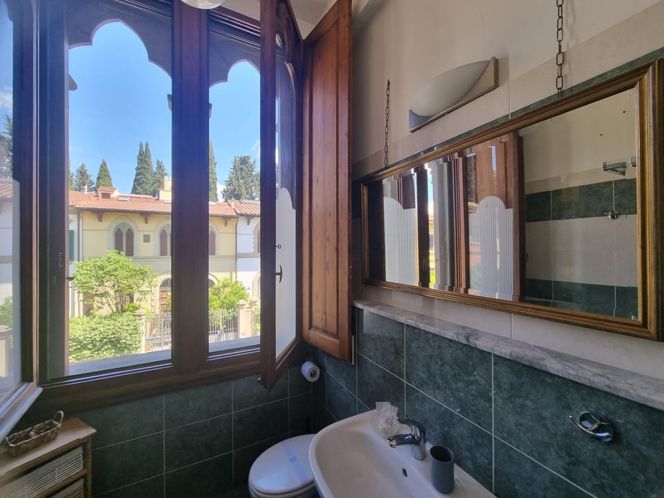 Double Room, Courtyard View | Bathroom | Shower, rainfall showerhead, free toiletries, hair dryer