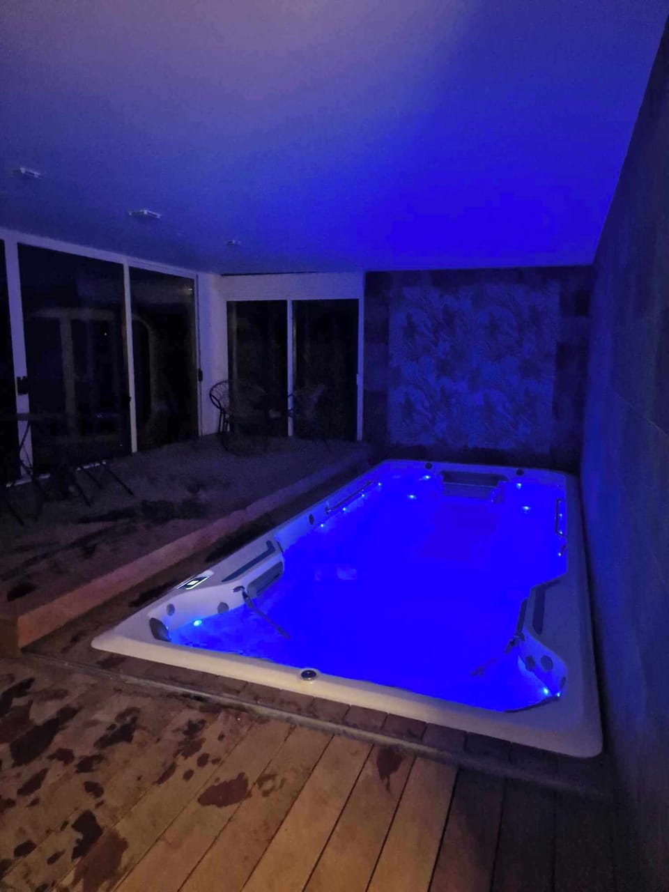 Indoor spa tub