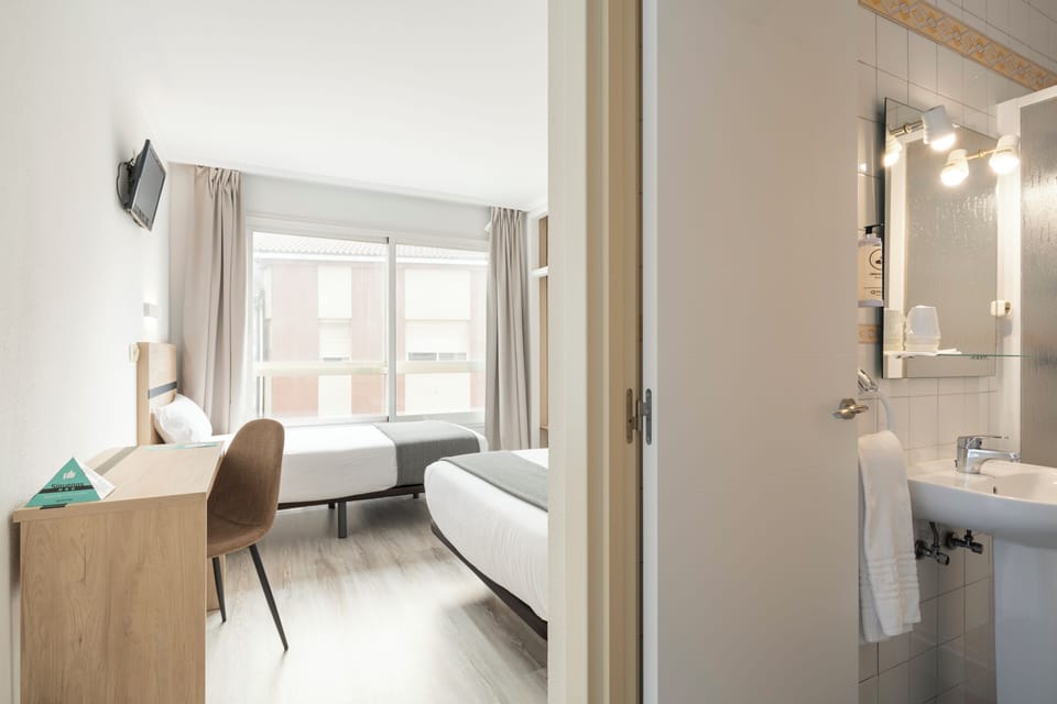 Triple Room | Desk, laptop workspace, free WiFi