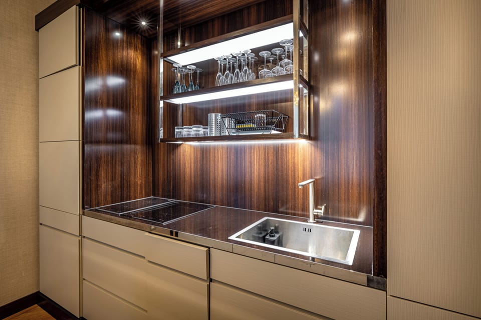 Private kitchen | Coffee/tea maker, full-size fridge, microwave, oven