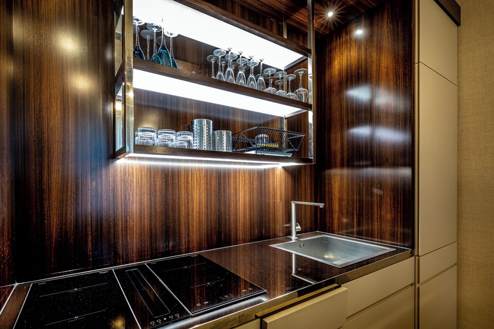 Private kitchen | Coffee/tea maker, full-size fridge, microwave, oven
