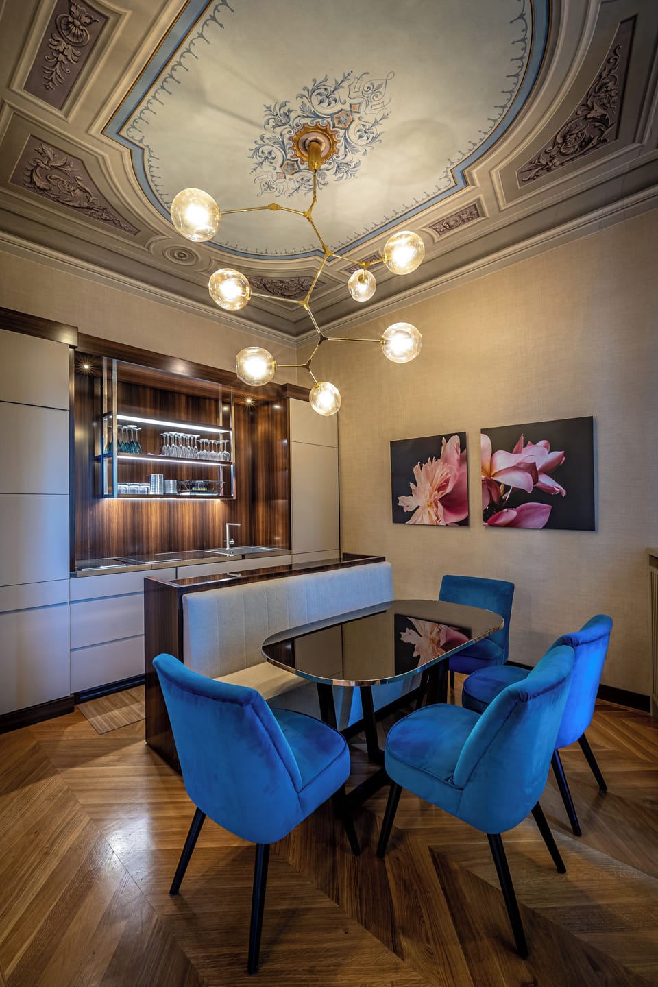 Private kitchen | Coffee/tea maker, full-size fridge, microwave, oven