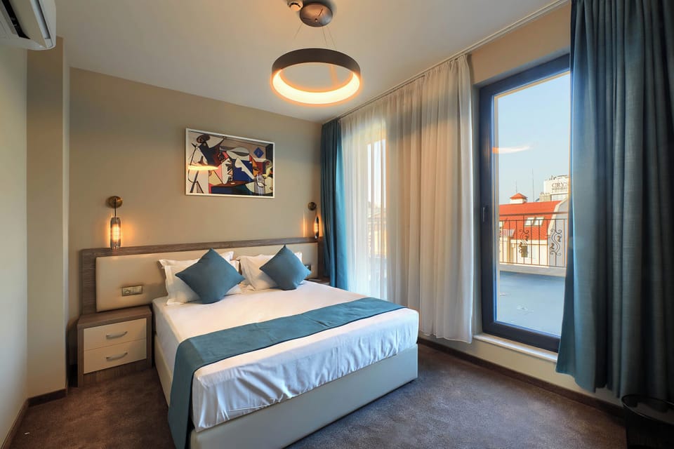 Suite | Desk, laptop workspace, free WiFi, bed sheets