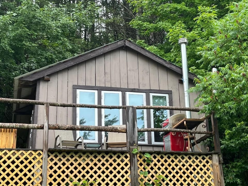 Everest Cabin adjacent to Basecamp Lodge for all your amenities.