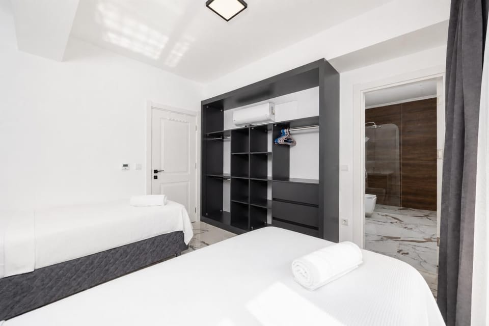 Twin bedroom with en suite bathroom and A/C