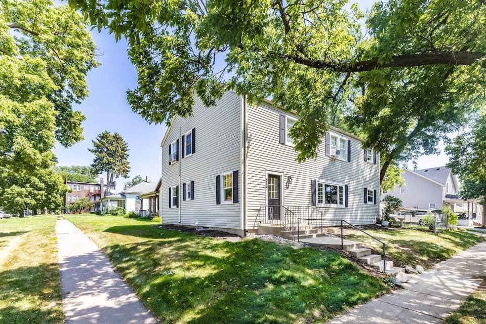 The apartment is in the lovely residential building in central Lincon.