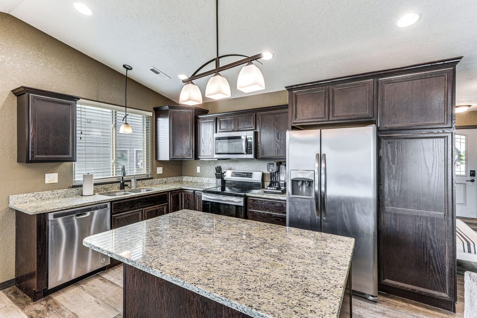 Kitchen | Central Air Conditioning/Heat | Free WiFi | Workstation