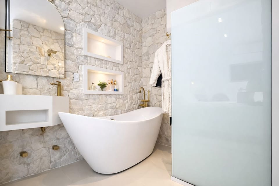Suite 6 | Bathroom | Shower, rainfall showerhead, free toiletries, hair dryer