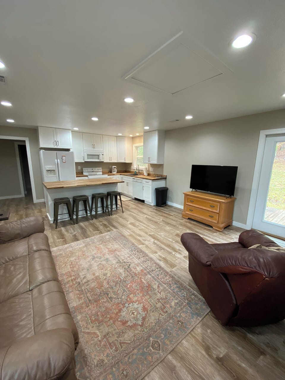 Open and clean living room to kitchen 