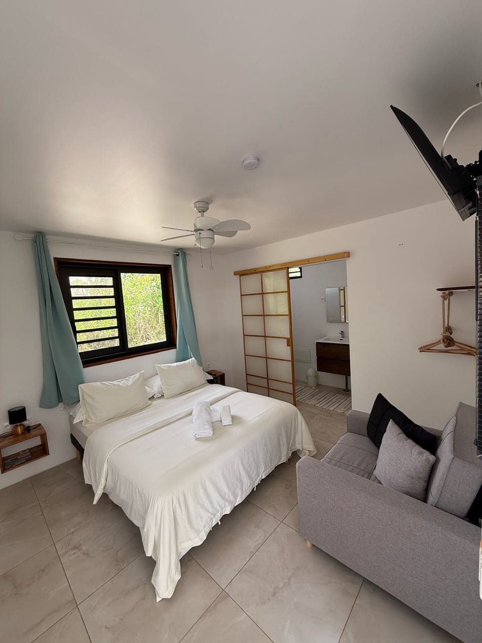Comfort Single Room | Down comforters, in-room safe, blackout drapes