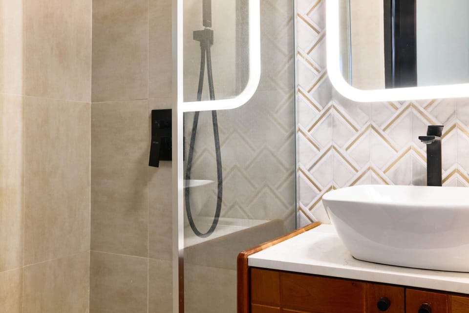 Deluxe Room | Bathroom | Free toiletries, hair dryer, towels, soap