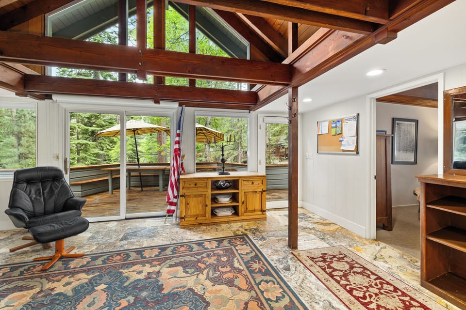 Alternate view of the entryway