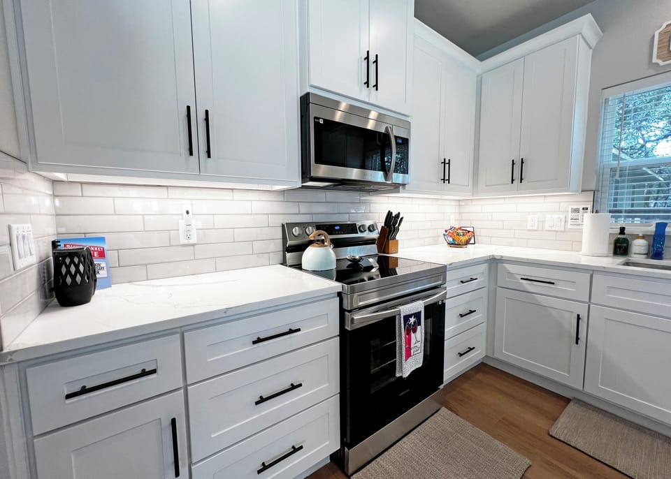 Quartz countertops and lots of space for meal prep and entertaining.