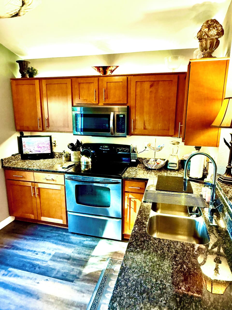 Oven & Stove with mounted microwave, Small TV with firestick for morning news