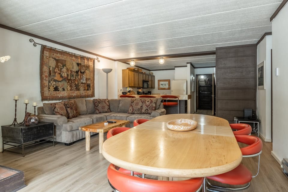 Living Room - Wood Burning Fireplace, Flatscreen TV, Dining Table ( 6 Top )