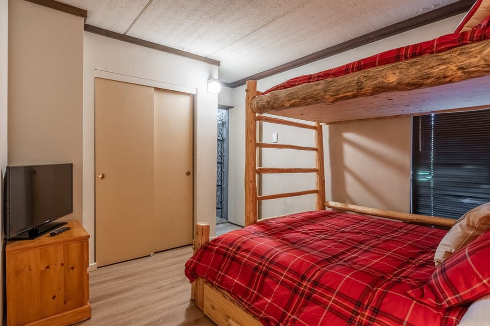 Guest Bedroom, Twin over Queen Bunk Bed, Flatscreen TV, En-Suite Full Bathroom, Shower & Tub