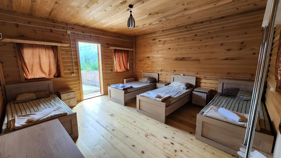 Comfort Cabin, Mountain View | 4 bedrooms, desk, soundproofing, iron/ironing board