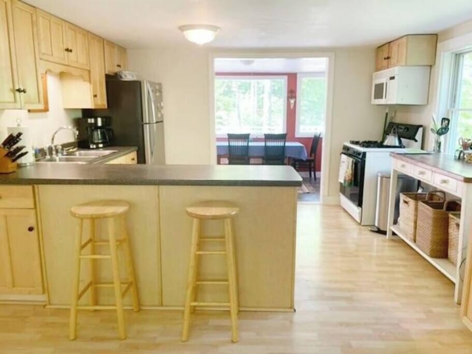 Serene & Cozy 3BR Home w/ Large Deck on River (422)