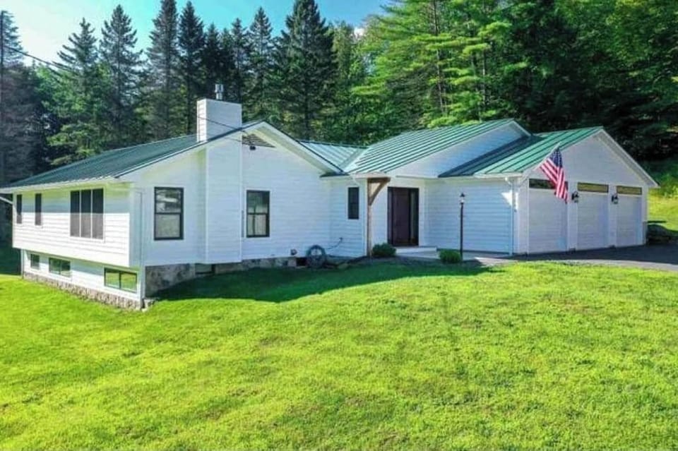 Clean, perfect home a mile from historic Waterbury (4065)