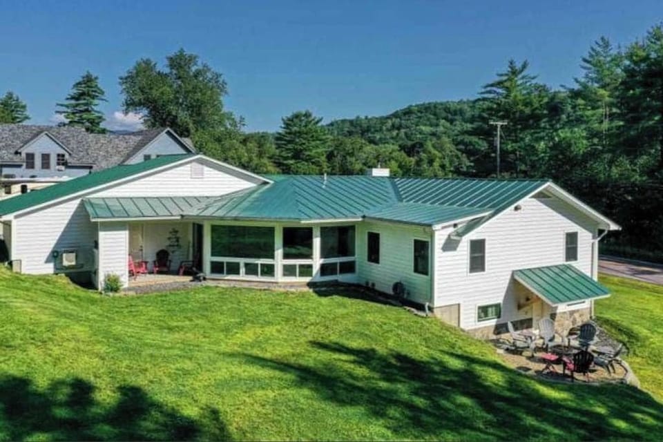 Clean, perfect home a mile from historic Waterbury (4064)