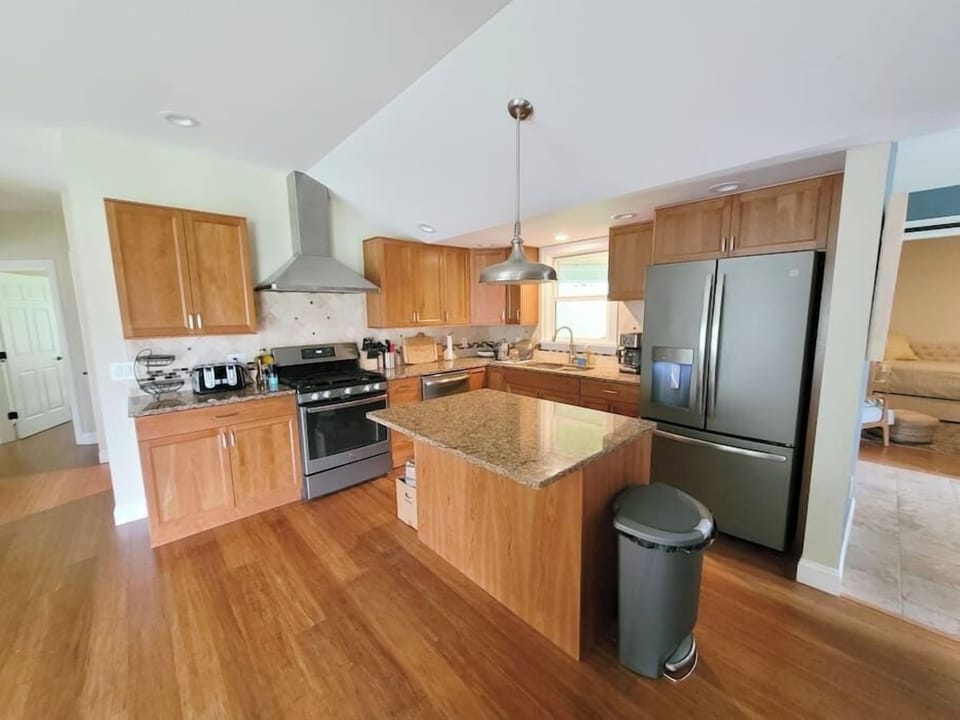 Clean, perfect home a mile from historic Waterbury (4048)