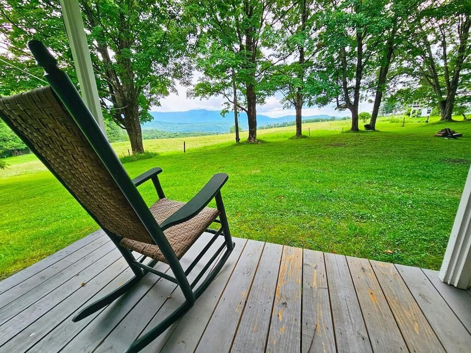 Rustic Farmstay, Bucolic retreat w/Endless Views (2047)